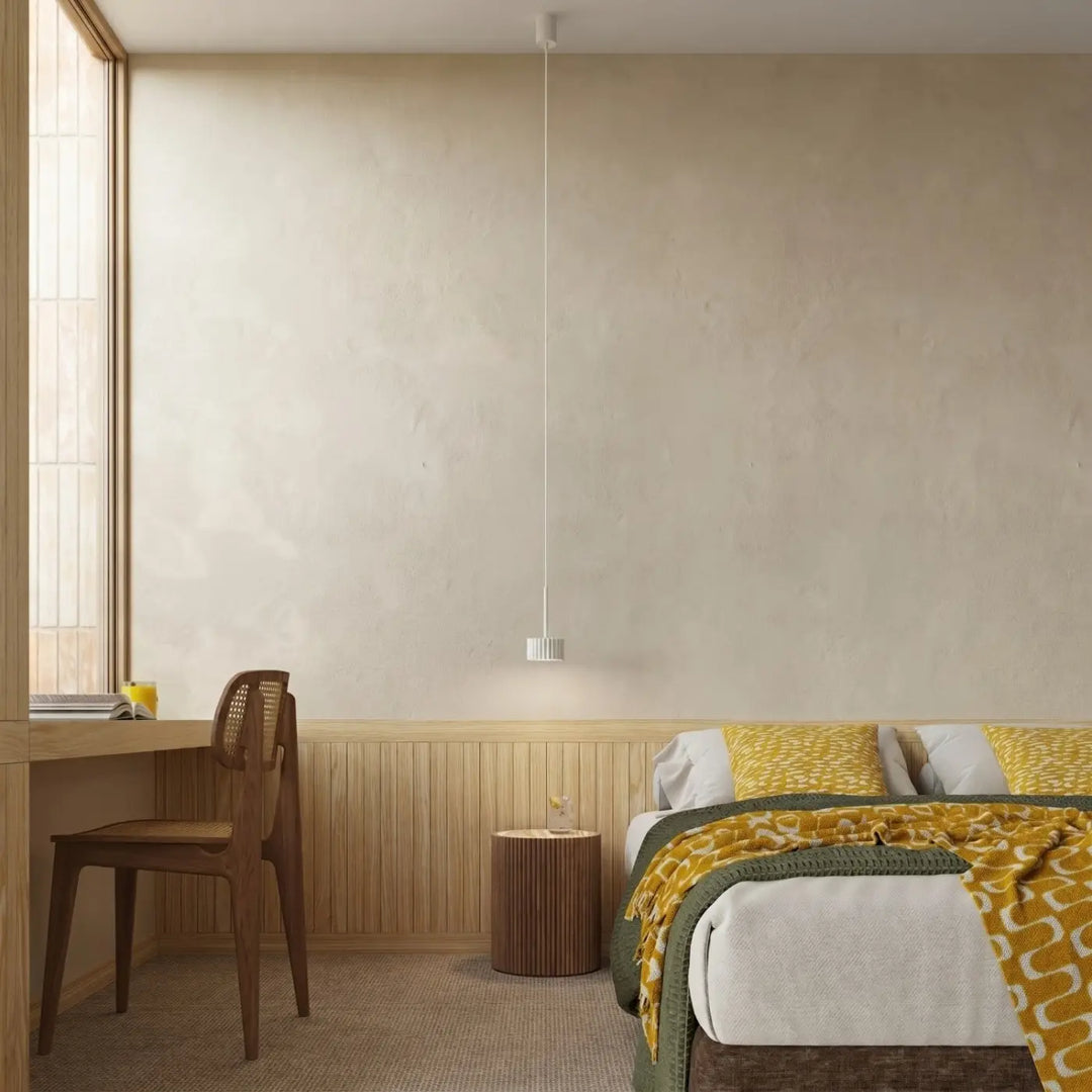 Suspension Aura blanche à spot cannelé dans une chambre