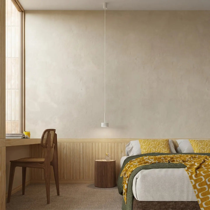 Suspension Aura blanche à spot cannelé dans une chambre