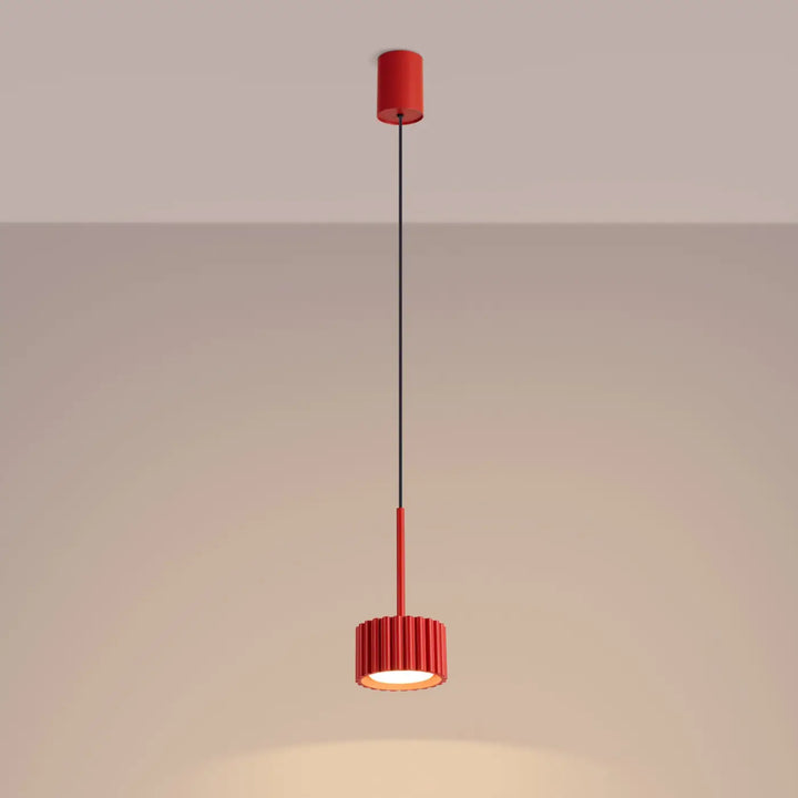 Suspension Aura rouge à spot cannelé, allumée