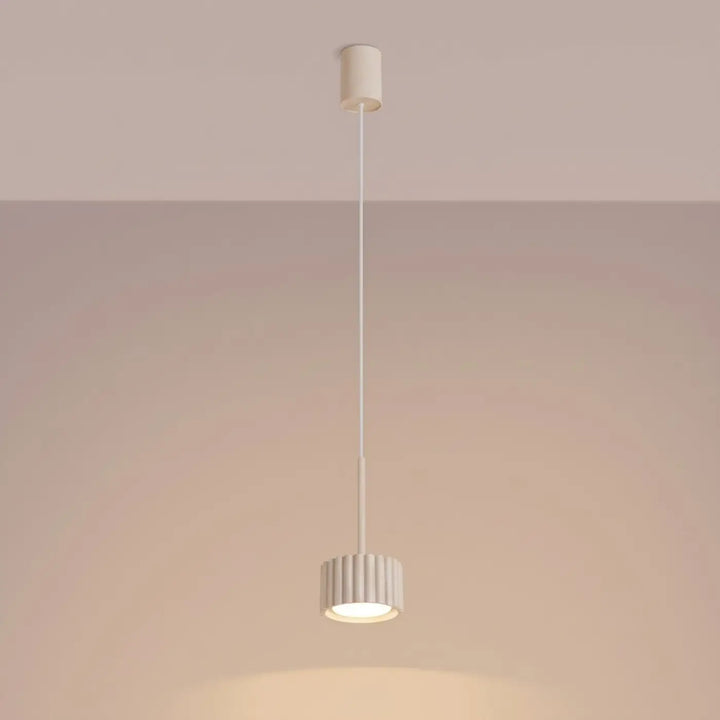 Suspension Aura beige à spot cannelé, allumée