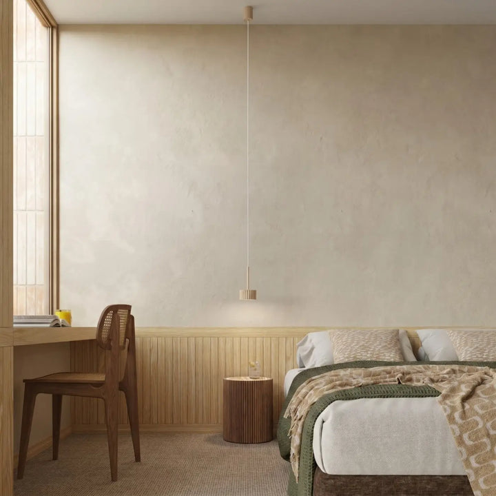 Suspension Aura beige à spot cannelé dans une chambre