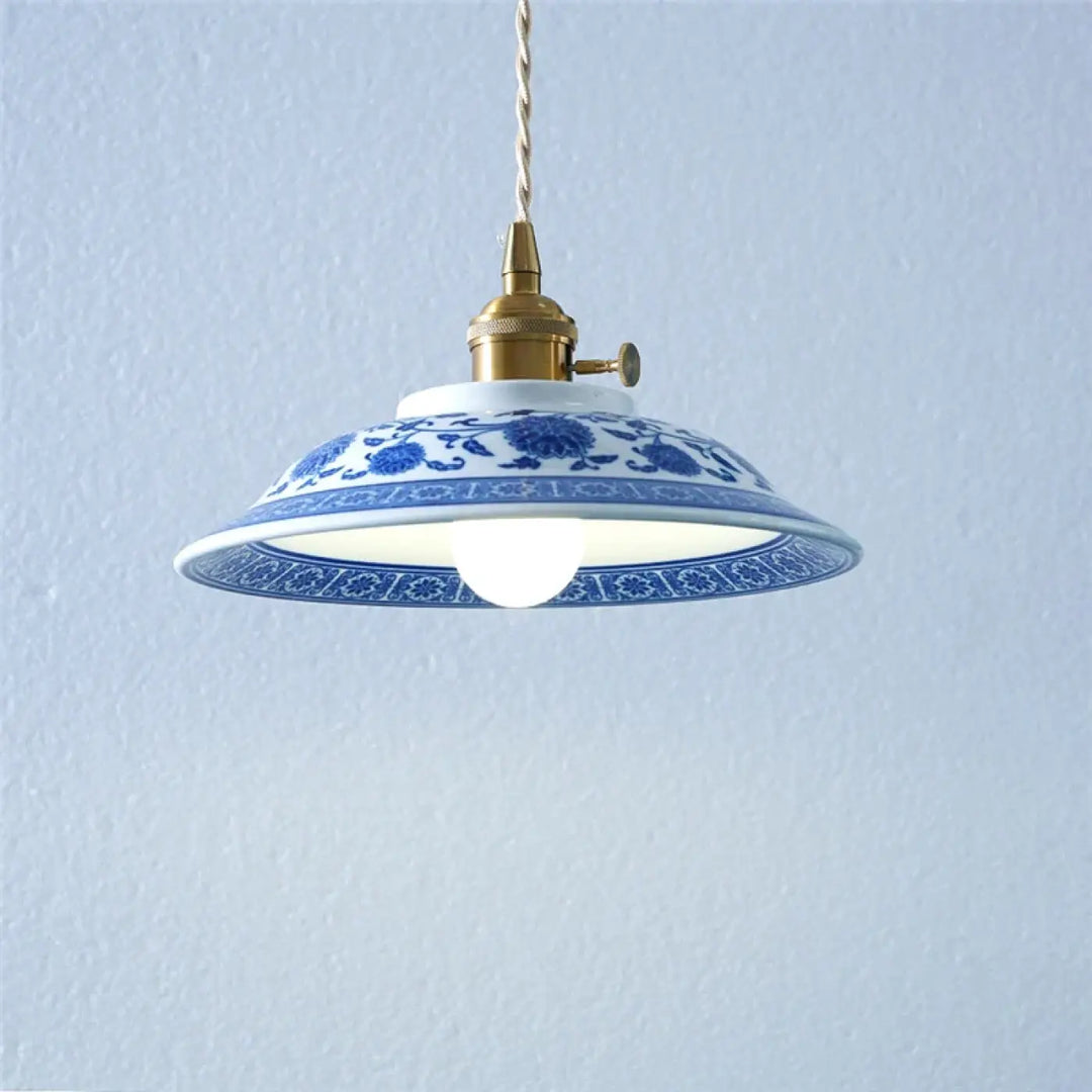 Suspension luminaire porcy en porcelaine chinoise bleue et blanche avec motifs floraux style porcelaine chinoise suspendue par cordon torsadé