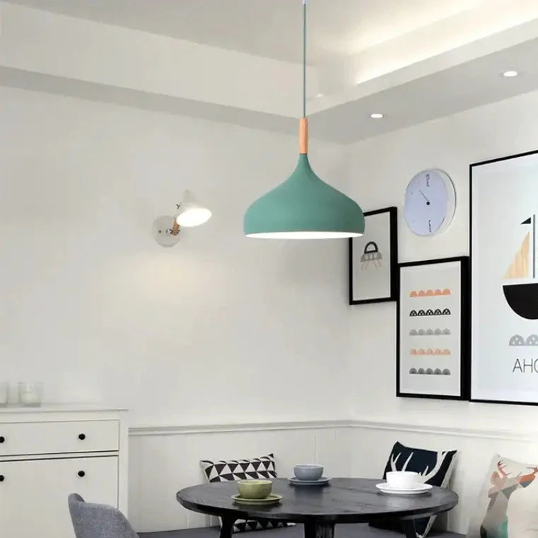 Suspension au style scandinave présente une forme de dôme épuré

