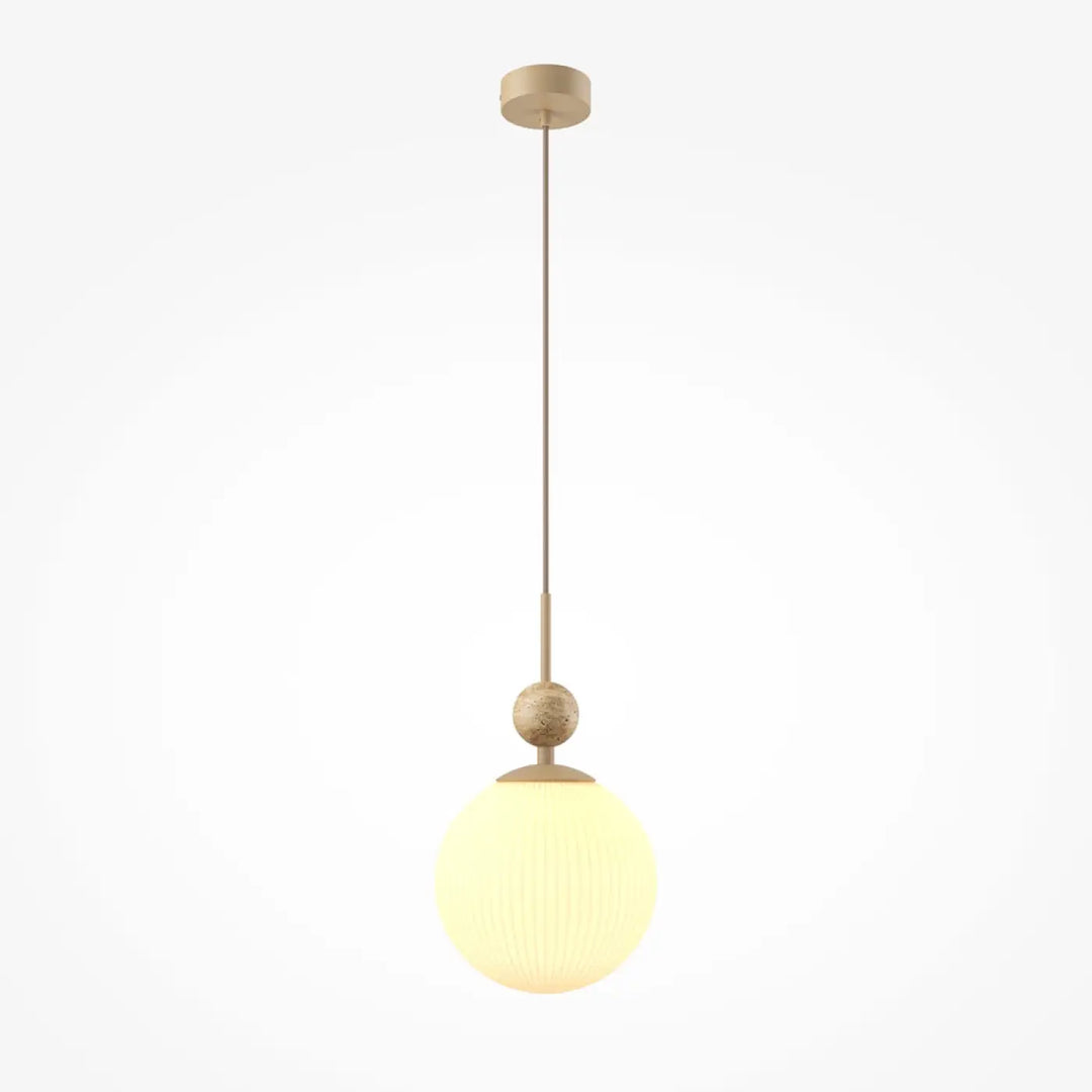Suspension tavo moderne avec globe en verre diffusant une lumière chaude et sphère en laiton texturé pour une touche minérale au-dessus d’une table