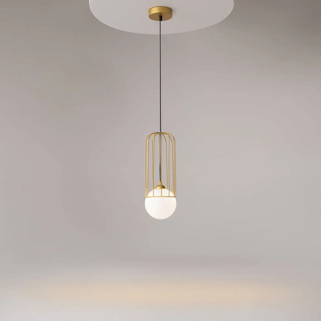 Suspension telford cage dorée avec globe en verre blanc givré pour un éclairage élégant et moderne