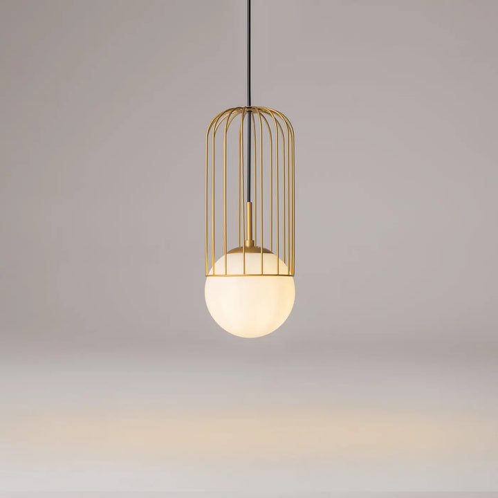 Suspension telford avec cage dorée et globe en verre blanc mat pour un éclairage élégant moderne