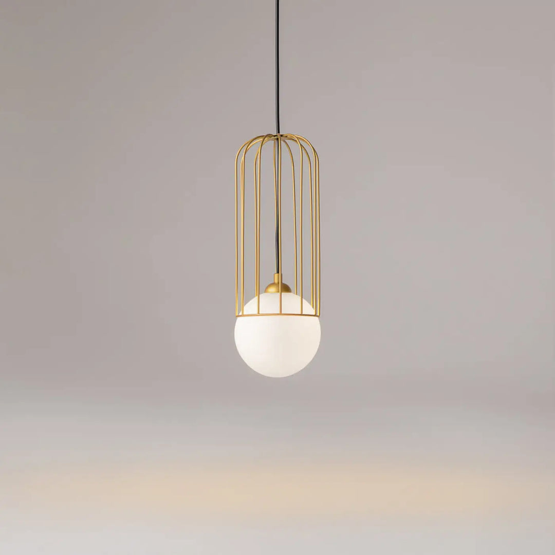 Suspension telford cage dorée avec ampoule sphérique en verre blanc givré pour un éclairage moderne et élégant