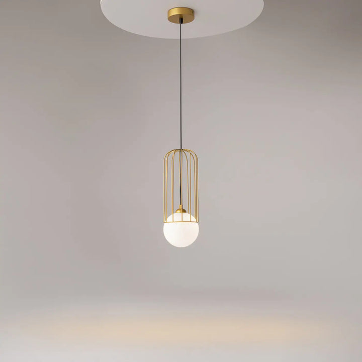 Suspension telford cage dorée avec globe en verre blanc givré pour éclairage intérieur design élégant
