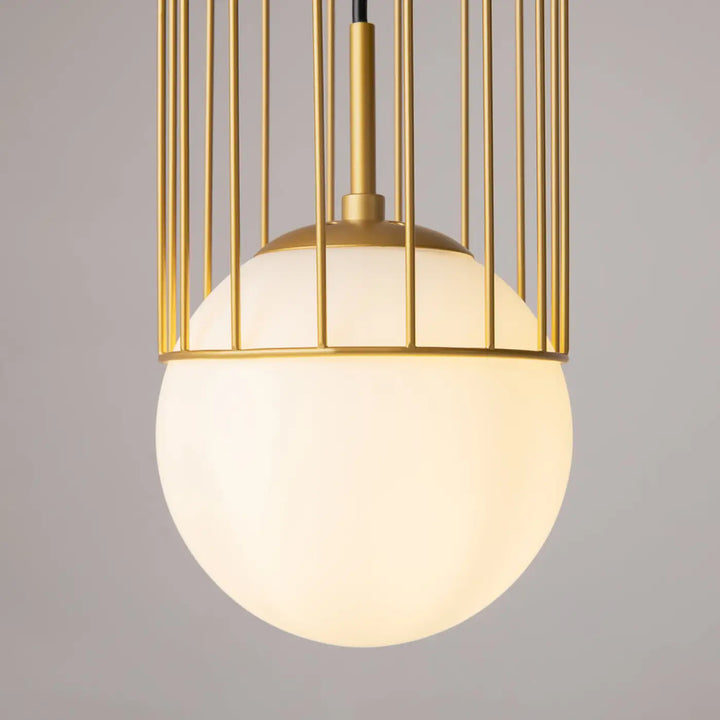 Suspension telord cage dorée avec globe en verre blanc givré pour un éclairage décoratif élégant