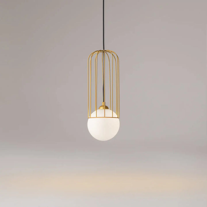 Suspension telford cage dorée avec ampoule sphérique en verre blanc givré pour éclairage intérieur élégant