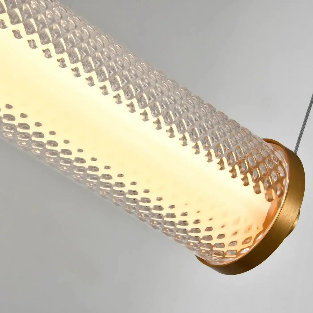 Suspension luminaire horizontale lumineuse avec corps cylindrique en verre translucide texturé et base métal doré chaud