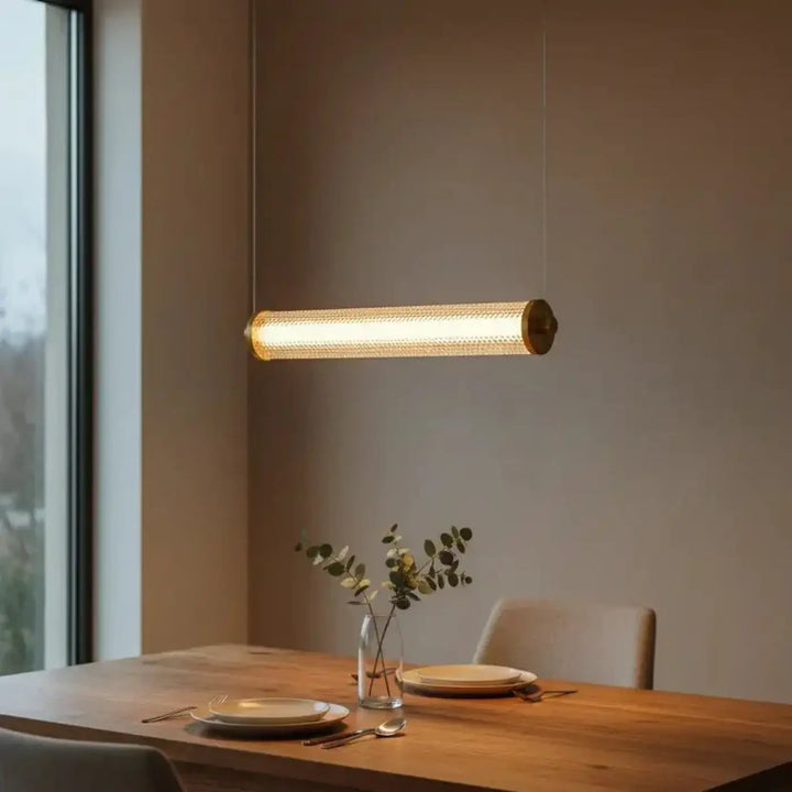 Suspension luminaire horizontale tiffany cylindrique lumineuse avec un éclat doré chaud et un mesh délicat