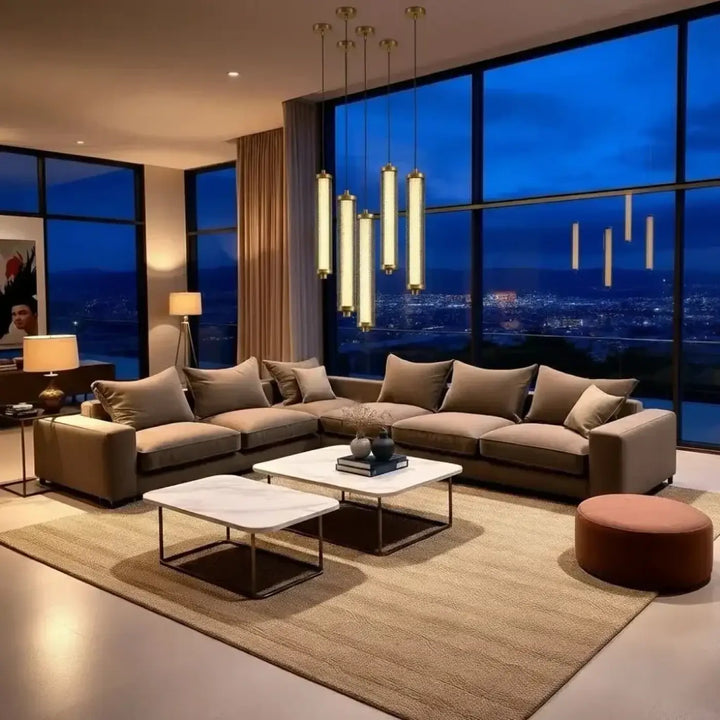 Sectionnel beige avec coussins moelleux et lignes modernes dans la suspension tiffany verticale pour un éclairage contemporain
