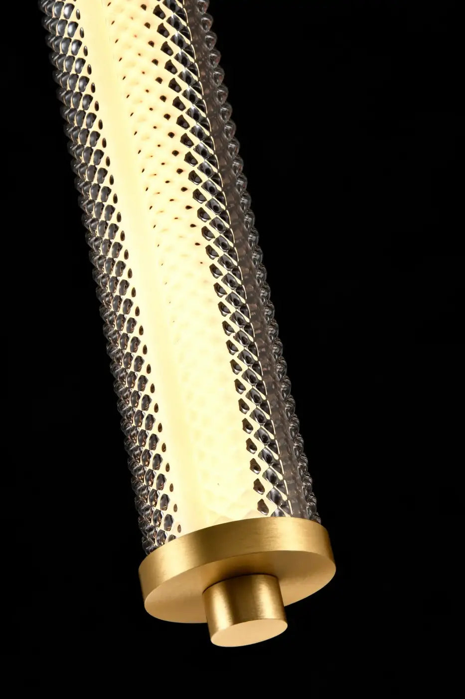 Suspension tiffany verticale en métal doré perforé avec base en laiton pour un éclairage cylindrique élégant