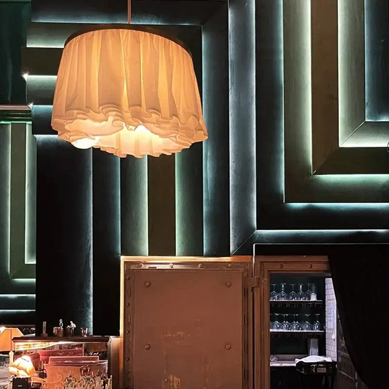 Suspension tissu blanc effet voile ambiance chaleureuse chic