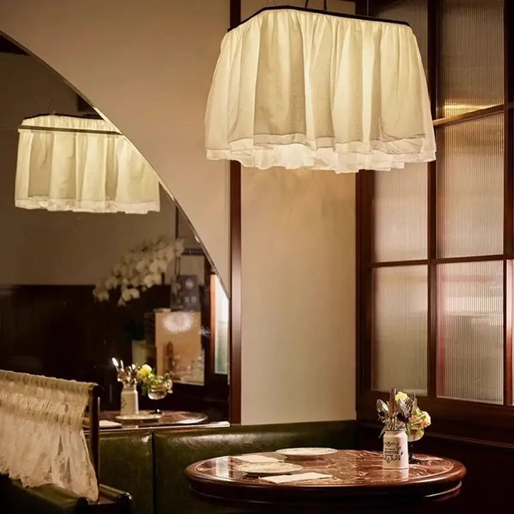 Suspension tissu blanc effet voile ambiance chaleureuse chic