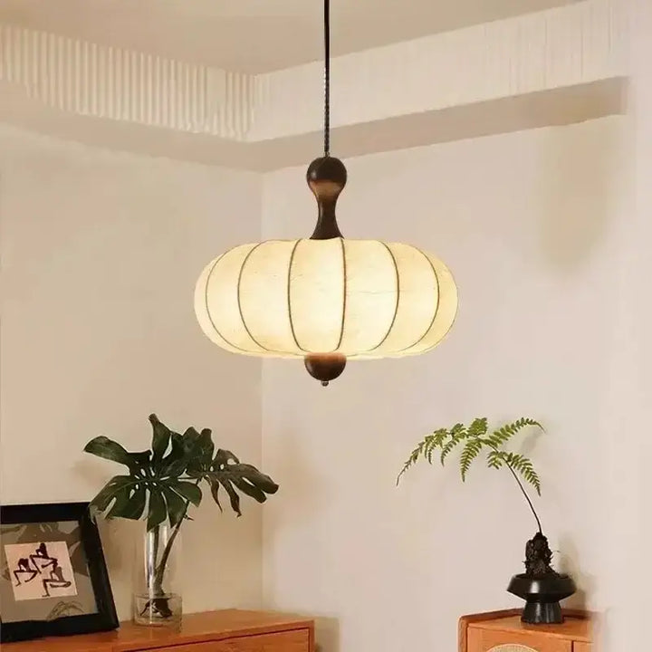 Suspension en tissu plissé beige et bois design japonais

