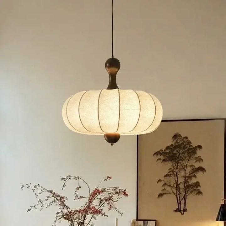 Suspension en tissu plissé beige et bois design japonais

