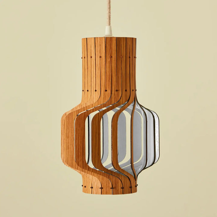 Suspension luminaire tjinkwe fråd en bois fsc avec finition naturelle et lames courbées élégantes encadrant des panneaux translucides