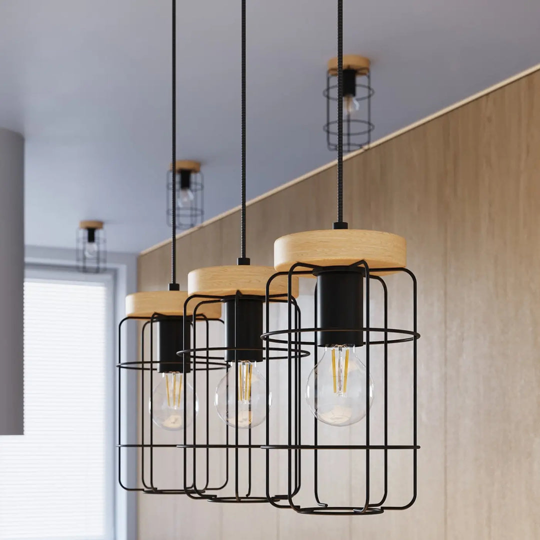 Suspension Gotto à 3 cages en acier noir et bois dans un intérieur contemporain