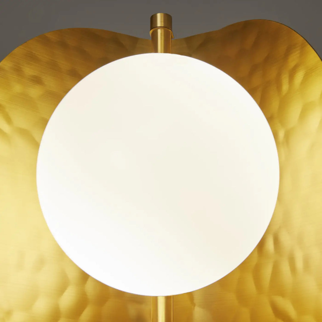 Suspension tropic métal doré avec abat-jour rond en verre dépoli et base métallique texturée style art déco