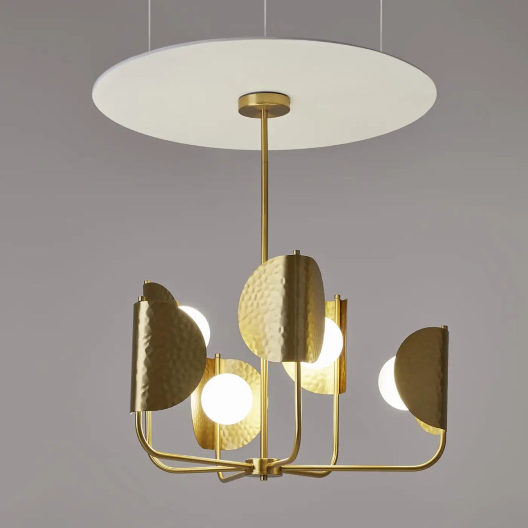 Suspension tropic en métal doré avec abat-jours martelés et diffuseur circulaire blanc style art déco