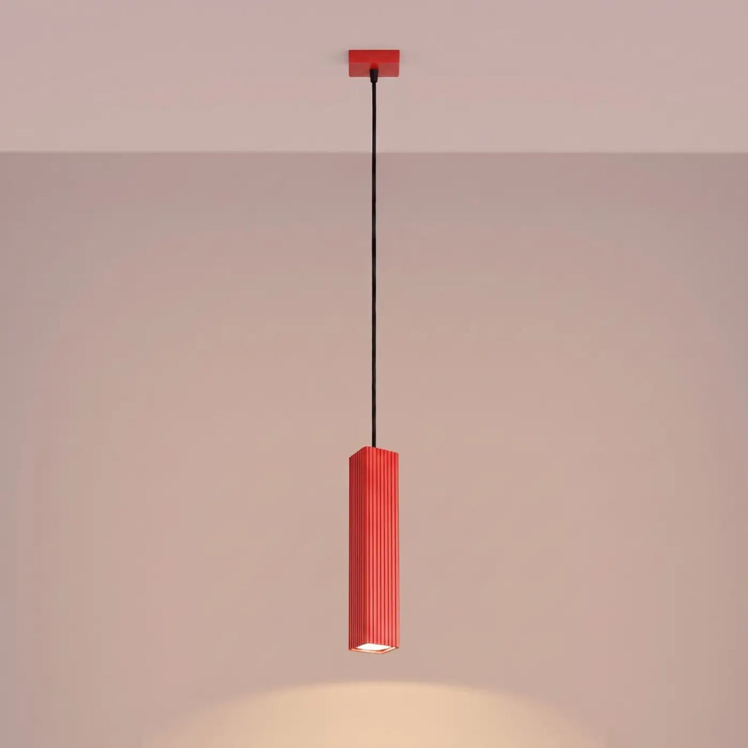 Suspension Rayo rouge à tube cannelé, allumée