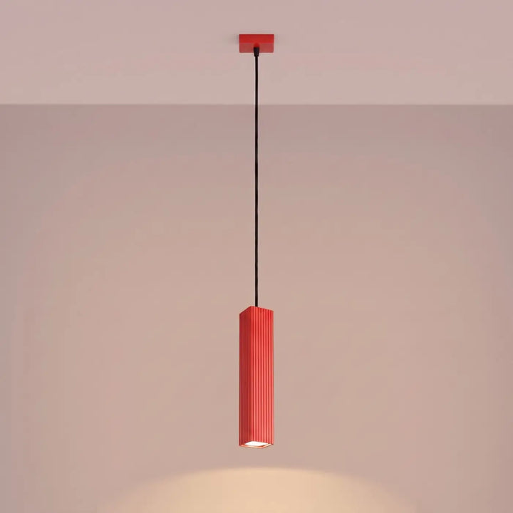 Suspension Rayo rouge à tube cannelé, allumée