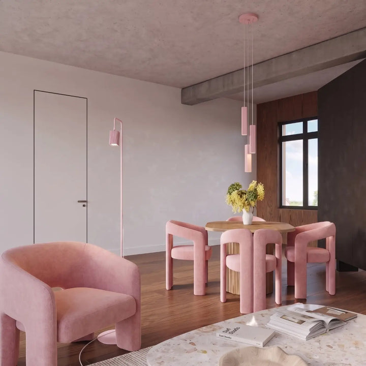 Suspension Rayo rose à tube cannelé dans une salle à manger