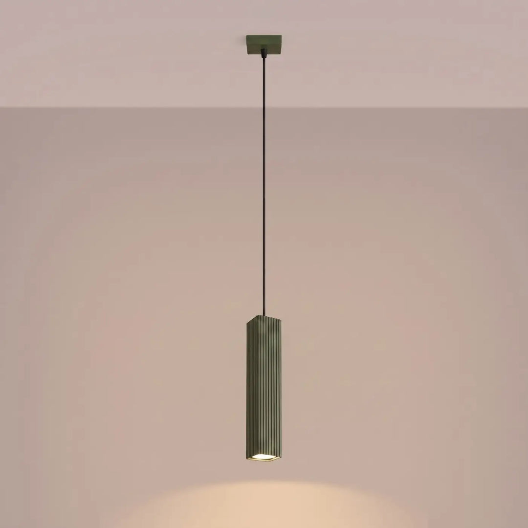 Suspension Rayo vert olive à tube cannelé, allumée