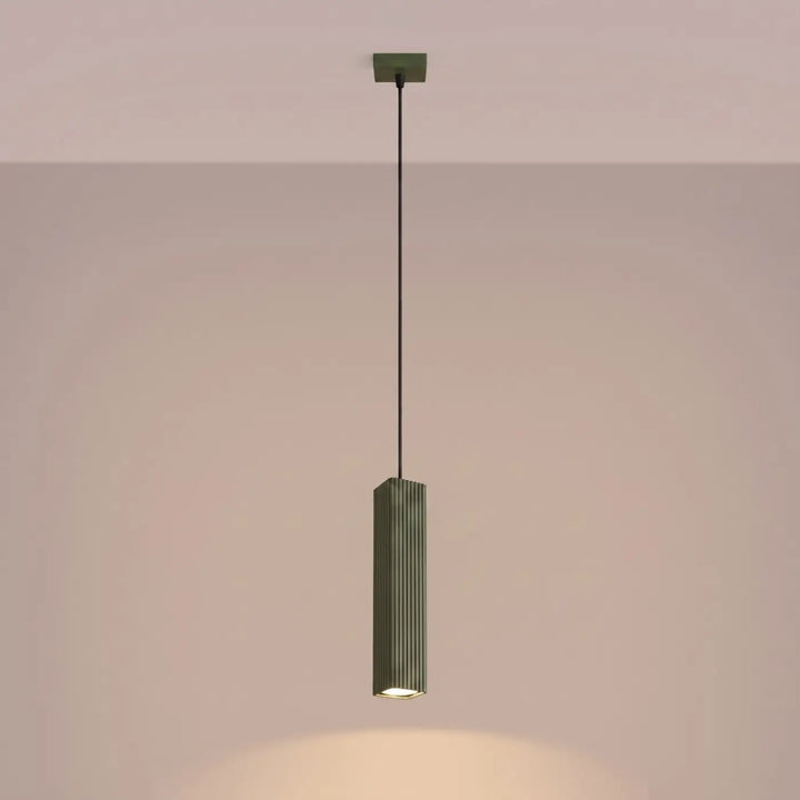 Suspension Rayo vert olive à tube cannelé, allumée