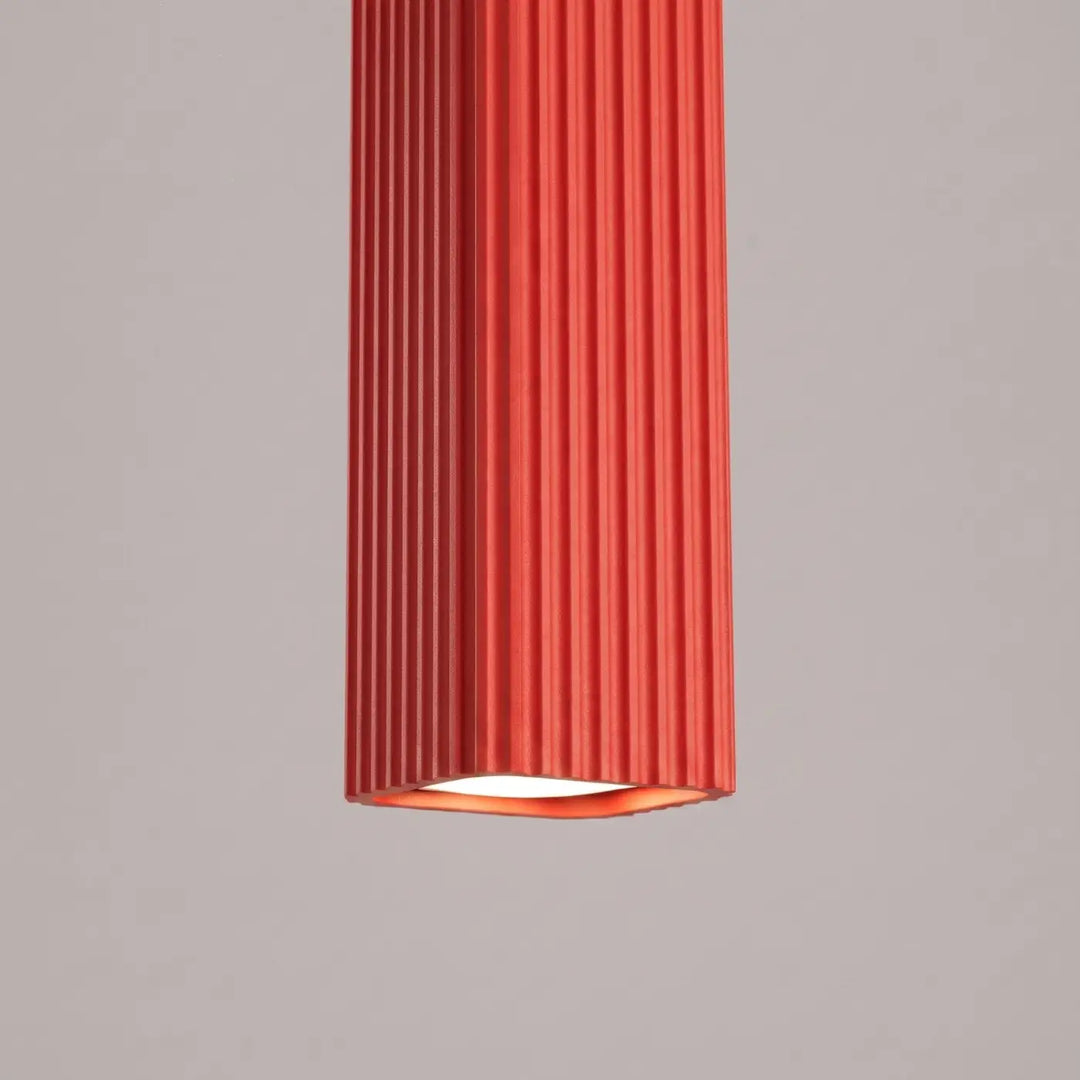 Suspension Rayo rouge à tube cannelé, détail des cannelures