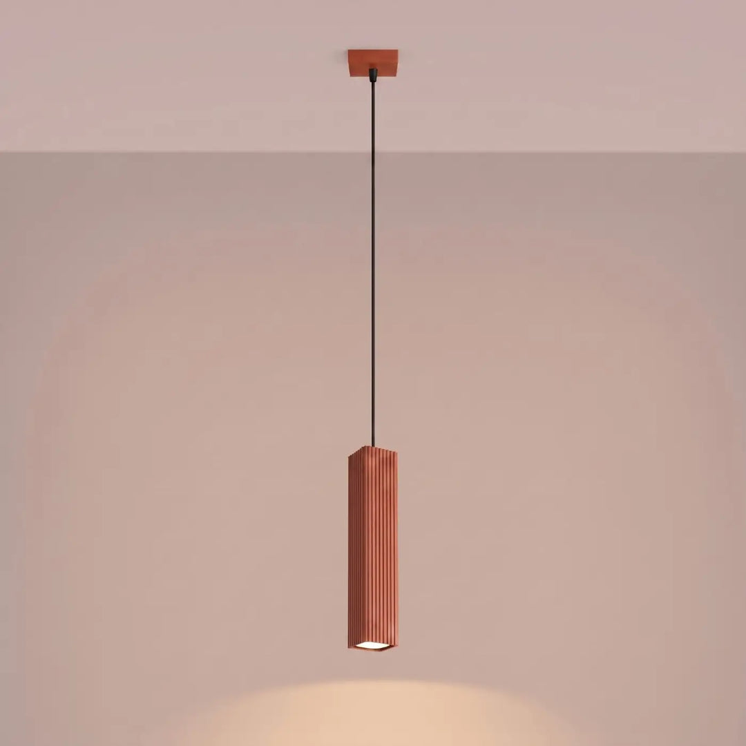 Suspension Rayo ocre rouge à tube cannelé, allumée