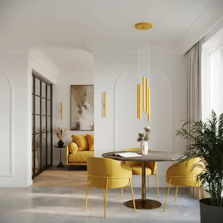 Suspensions Pastelo à tubes fins jaunes dans un intérieur contemporain