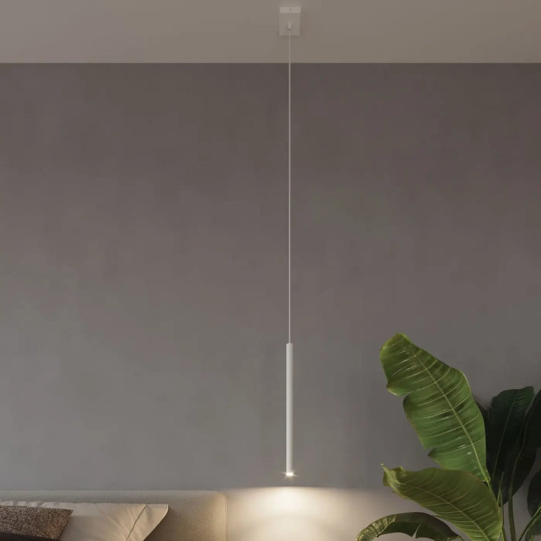 Suspensions Pastelo à tubes fins blancs dans un intérieur contemporain