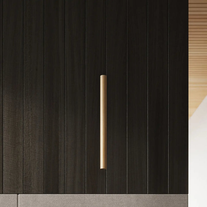 Suspensions Pastelo à tubes fins en bois naturel dans un intérieur contemporain