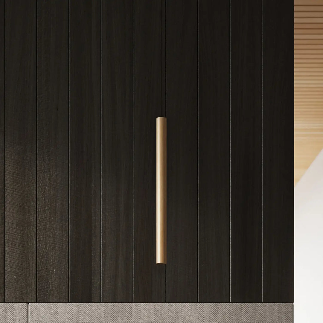 Suspensions Pastelo à tubes fins en bois naturel dans un intérieur contemporain