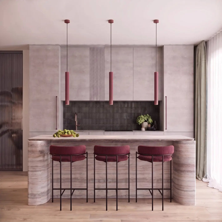 Suspension Arche bordeaux à tube fin dans un intérieur contemporain