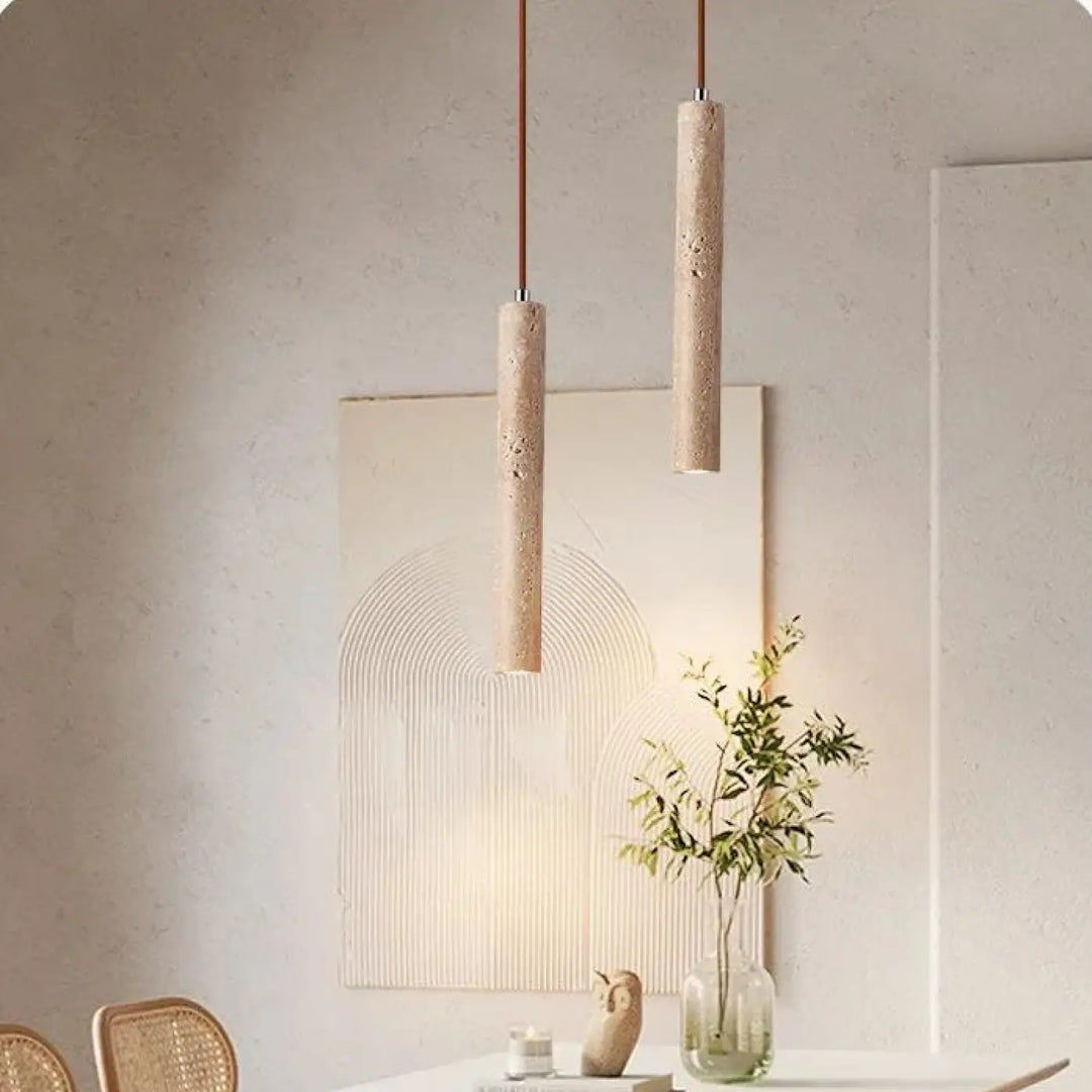 Deux suspensions luminaire kata avec tube led en pierre clair beige texturé en béton minimaliste suspendues par cordons fins