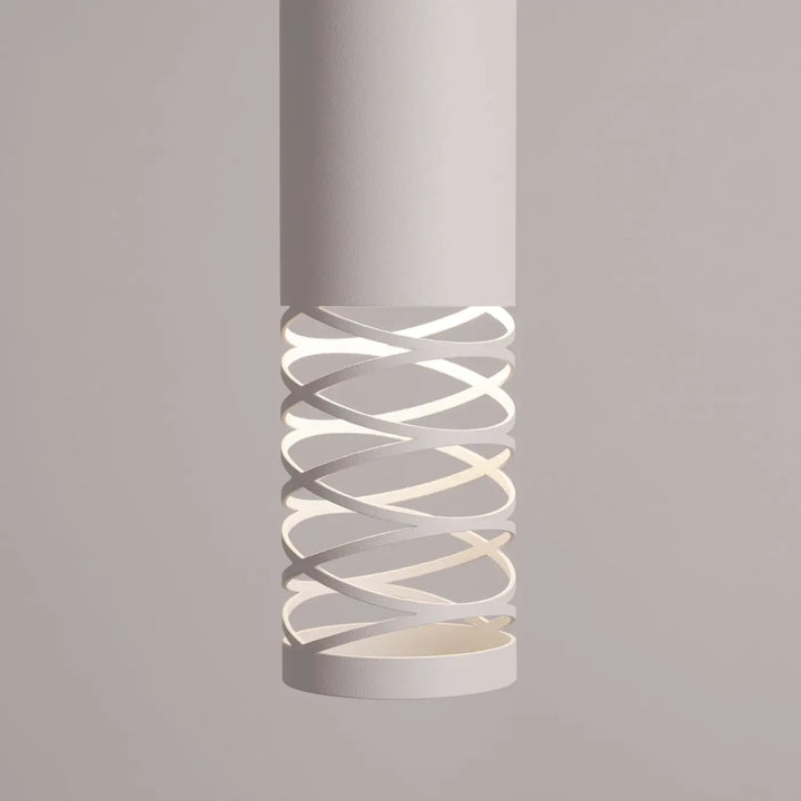 Suspension Lami blanche, motif ajouré en spirale vu de près