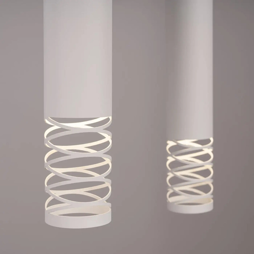 Suspension Lami blanche, motif ajouré en spirale vu de près