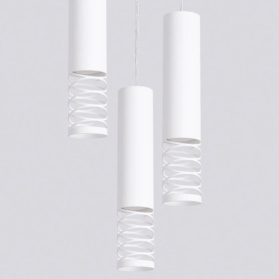 Suspension Lami blanche, motif ajouré en spirale vu de près