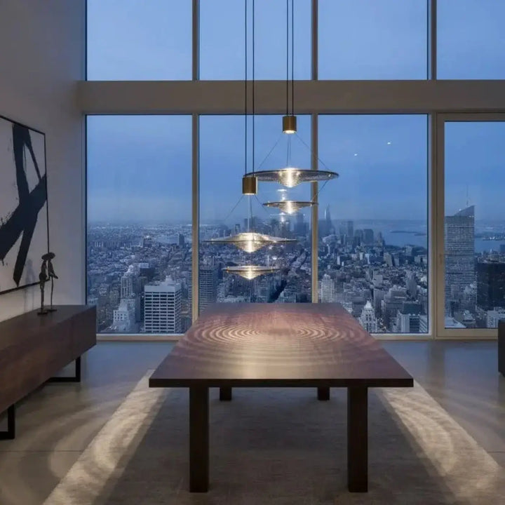 Suspension venise en verre soufflé suspendue au-dessus dune table à manger moderne minimaliste en bois foncé aux grains circulaires