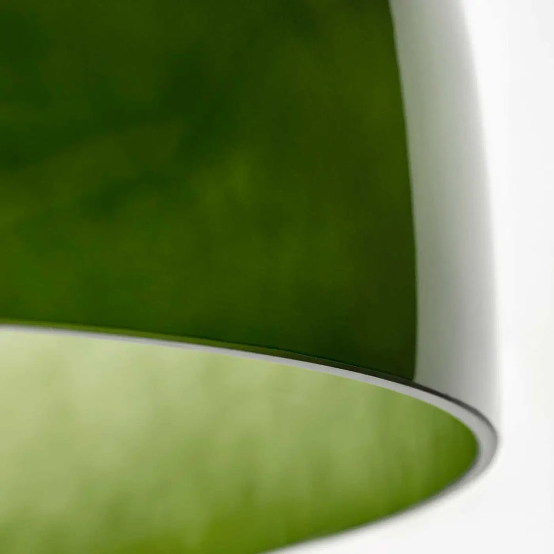 Détail de l'abat-jour en verre vert de la suspension Levels #couleur_vert