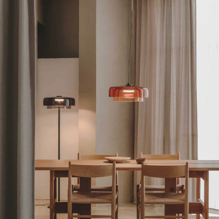 Suspension Levels en verre fumé dans un intérieur #couleur_gris