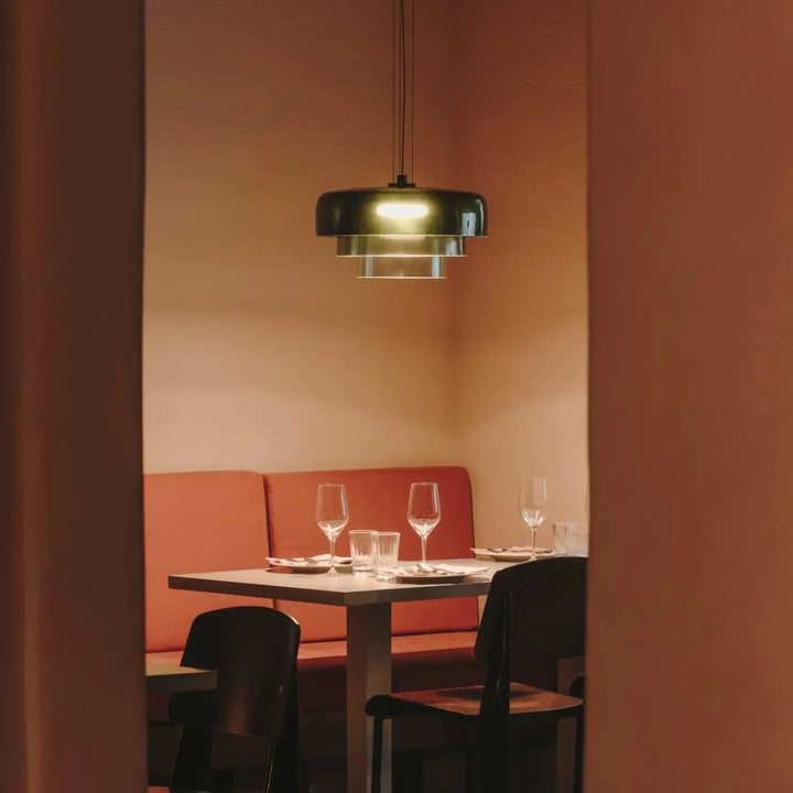 Suspension Levels 3 en verre vert dans un intérieur