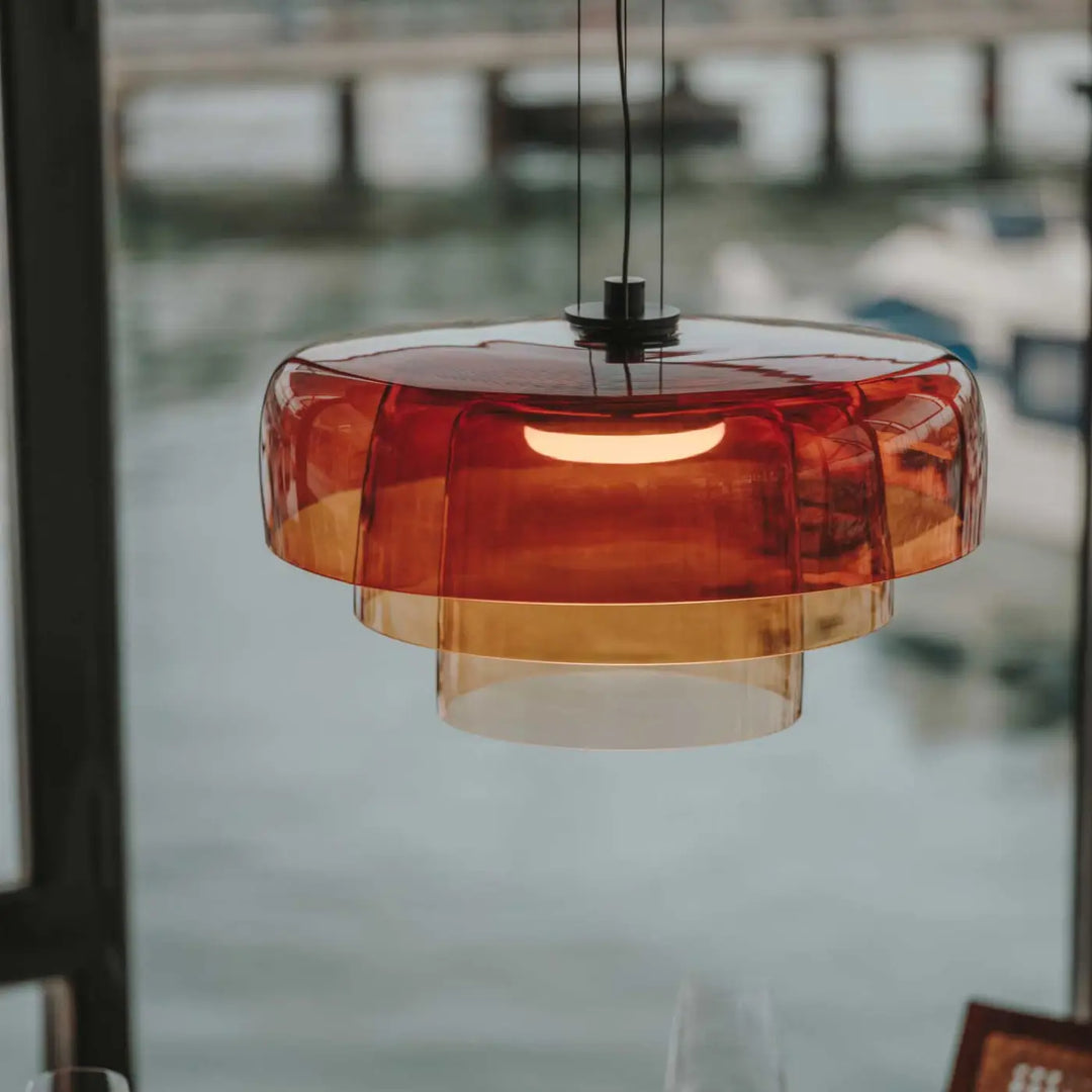 Suspension Levels 3 en verre ambré dans un intérieur
