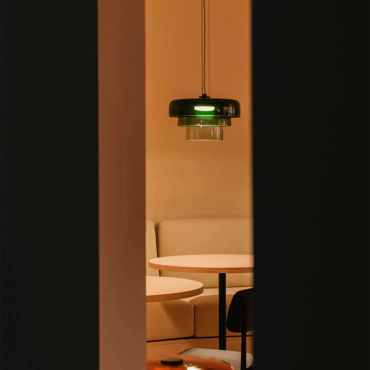 Suspension Levels 3 en verre vert et corps noir dans un intérieur