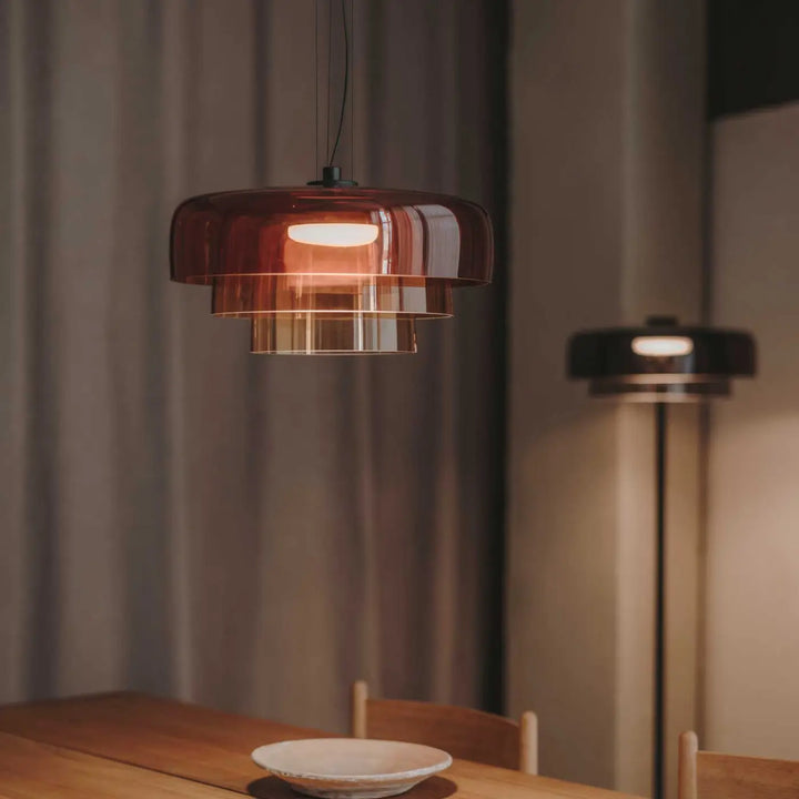 Suspension Levels en verre fumé dans un intérieur