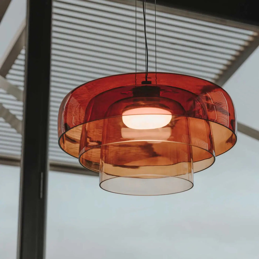 Ambiance avec la suspension Levels 3 en verre ambré